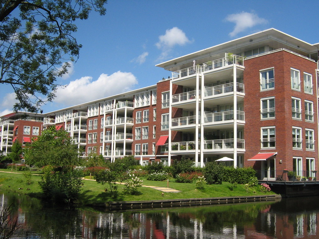 Modern appartementengebouw met huurwoningen