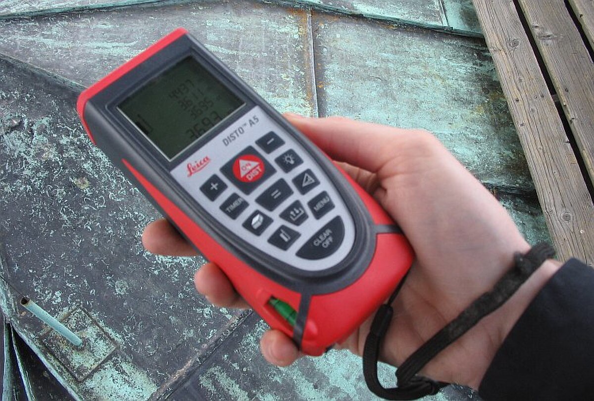 Laserafstandsmeter meet een muur op