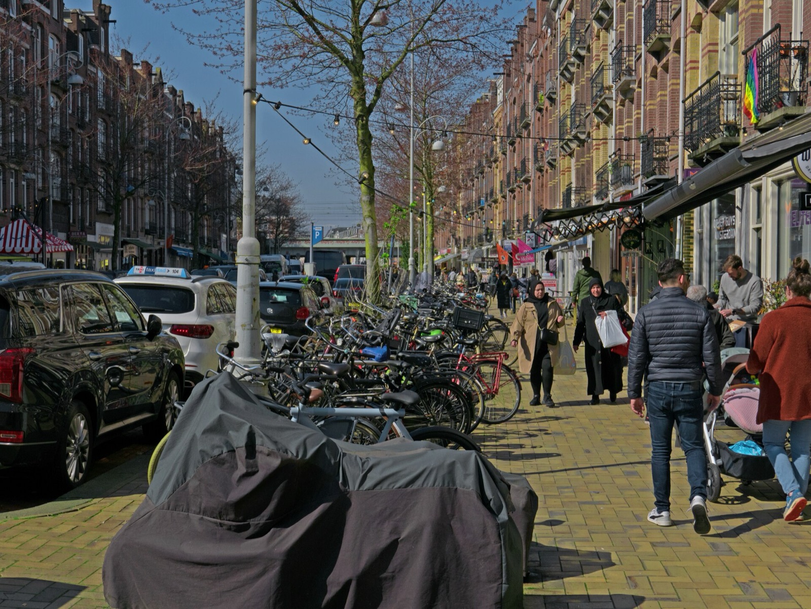 Amsterdamse straat met rijtjeswoningen