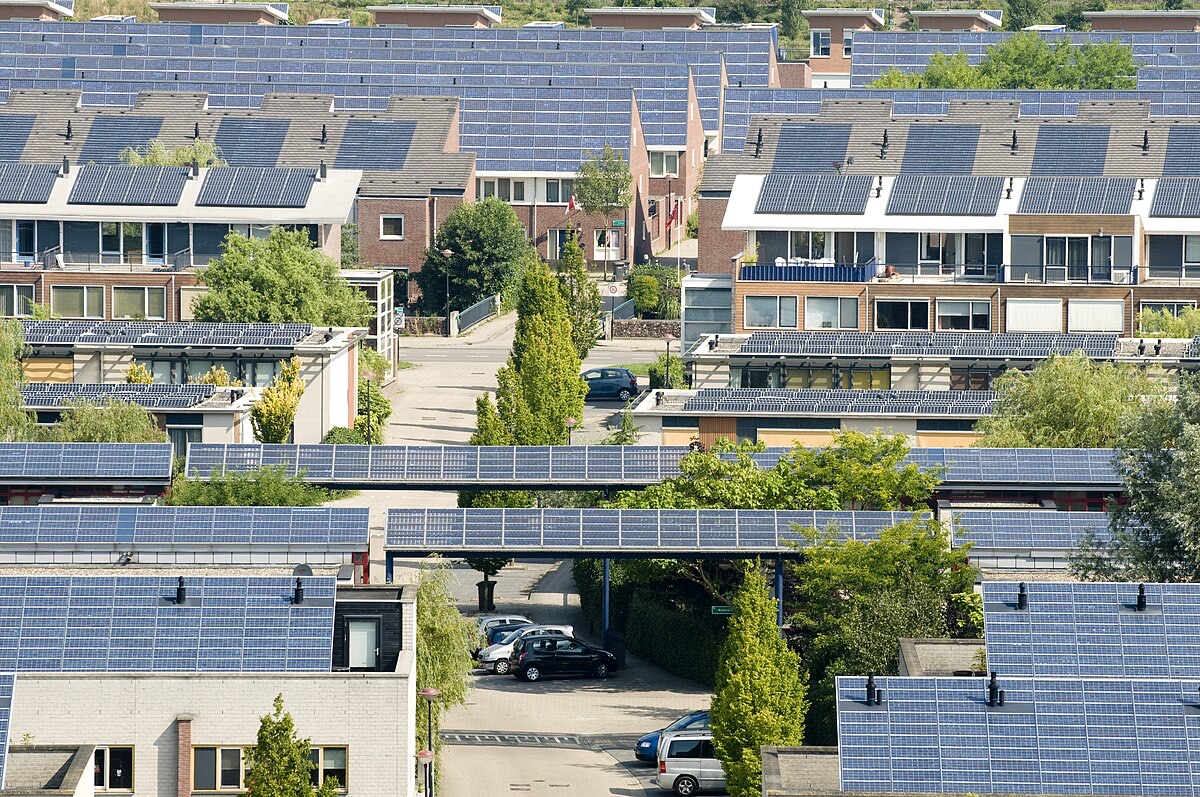 Zonnepanelen op de daken van Nederlandse woningen
